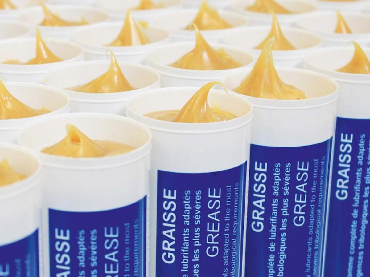 IKV-UREATIC H-2/ES yüksek performanslı bir organik kalınlastırıcıdan formule edilmis, sentetik yağların ve dikkatilice seçilmis katkı maddelerinin bir kombinasyonu olan yeni teknoloji bir grestir. Bu formulasyon yük emilimi, antikorozyon ve yüksek sıcaklığa karsı mükemmel bir direnç gibi iyi özellikler verir.Metal elementlerinin kaybolması, oksidasyona karsı iyi bir stabilite ve basit ya da komplex metal sabunları kullanılarak gelistirilmis ürünlere nazaran uzun ömür sağlar.