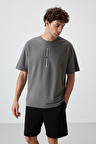Koyu Gri Pamuklu Kalın Yüzeyi Dokulu Oversize Fit  Baskılı Erkek T-Shirt - 88366
