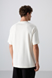 Ekru Pamuklu Kalın Yüzeyi Dokulu Oversize Fit Baskılı Erkek T-Shirt - 88338