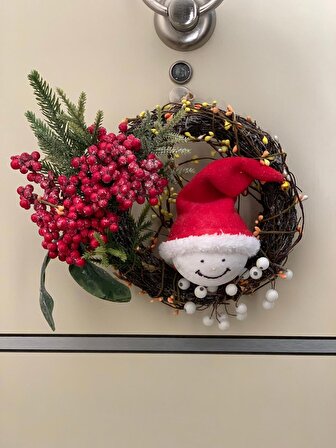 Mady Aksesuar Yılbaşı Kapı Süsü Noel Şapkalı Kapı Çelengi Kokina Detaylı 30 cm