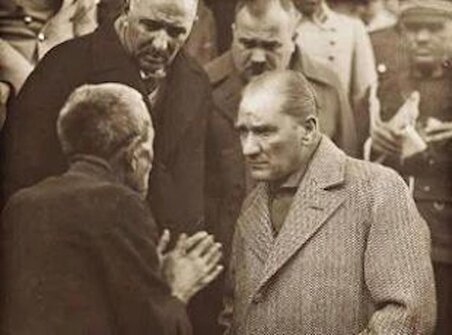 "Atatürk İmzalı Kupa Bardak: Vatandaşı Dinlerken Unutulmaz Anı!"