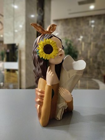 Dekoratif çiçekli kız Obje Heykeli