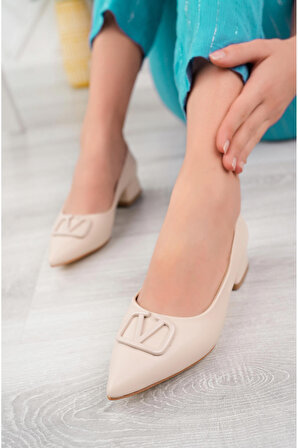 Suins Darlene Kadın Orta Topuklu Ayakkabı V Toka Detaylı Günlük Ayakkabı