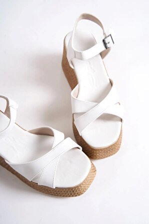 Berdine Beyaz Mat Deri Dolgu Topuklu Kadın Ayakkabı