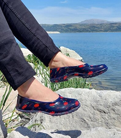 Emek Siyah-Kırmızı Çiçek Desenli Bayan Plastik Galoş Ayakkabı