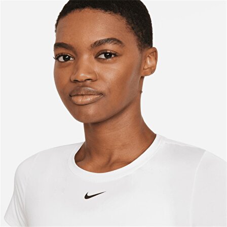 Nike Dri-FIT One Dar Kesim Kısa Kollu Kadın Üstü