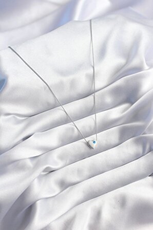 Gümüş Renk Beyaz Kalp Model Nazar Boncuk Detay Kadın Kolye