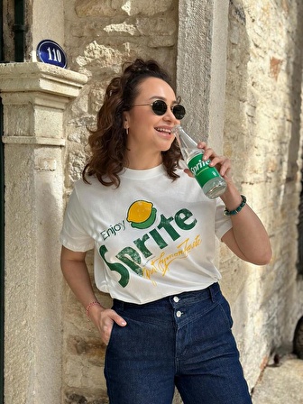 B YAKA SPRITE BASKI KISA KOL TSHIRT