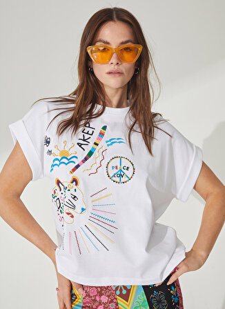Akep Bisiklet Yaka Nakışlı Beyaz Kadın T-Shirt TSKD01232