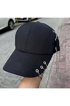 Üç Piercingli Çarpı Zincirli Siyah Şapka