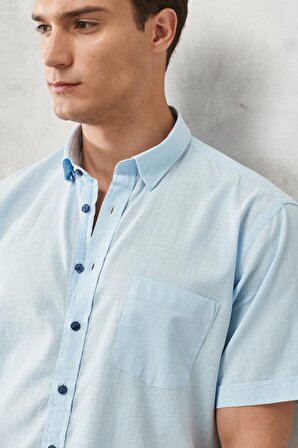 Erkek Açık Mavi Comfort Fit Rahat Kesim Düğmeli Yaka Keten Görünümlü %100 Pamuk Kısa Kollu Gömlek