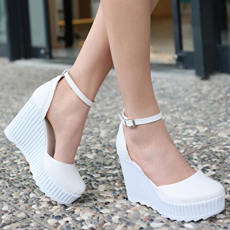Kemerli Dolgu Topuklu Ayakkabı Rugan Beyaz Topuk Boyu 10 Cm