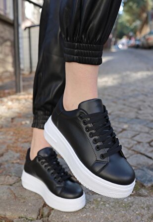 Beyaz Taban Bağcıklı Dolgu Topuk Spor Ayakkabı Cilt Siyah Topuk Boyu 4 Cm