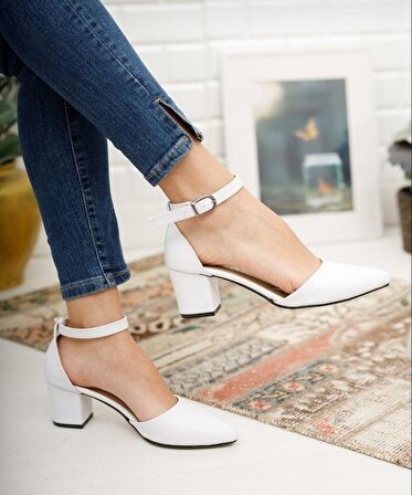 Beyaz Cilt Deri Burnu Kapalı Bilekten Bağlı Topuklu Kadın Ayakkabı