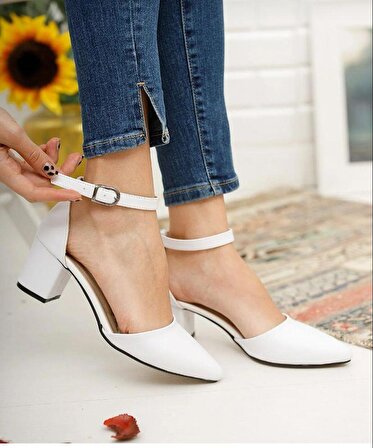 Beyaz Cilt Deri Burnu Kapalı Bilekten Bağlı Topuklu Kadın Ayakkabı