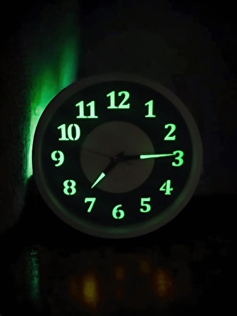 Fosforlu Gece Karanlıkta 5 Saat Parlayan Duvar Saati Siyah Beyaz 22 cm