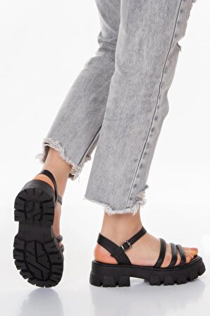 Kadın Capo Siyah Yüksek Taban Tokalı Puf Şeritli Sandalet