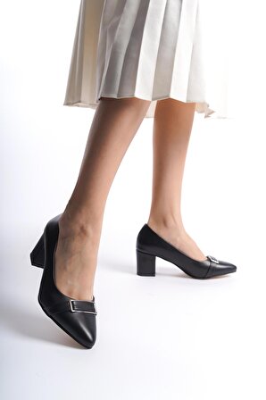Kadın Verta Siyah Deri 6 Cm Kalın Topuklu Toka Deyatlı Hafif Sivri Burunlu Klasık Ayakkabı