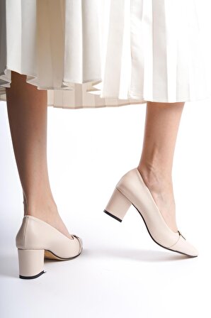 Kadın Verta Krem Deri 6 Cm Kalın Topuklu Toka Deyatlı Hafif Sivri Burunlu Klasık Ayakkabı