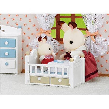 Sylvanian Families Çikolata Kulaklı Tavşan Bebek Yatağı Seti 5017