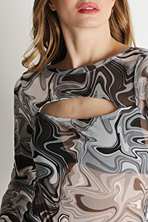 Kadın Desenli Göğüs Detaylı Alttan Çıtçıtlı Bluz