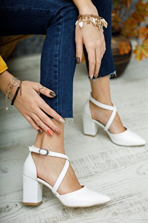 Carmen Beyaz Çapraz Bantlı Topuklu Ayakkabı