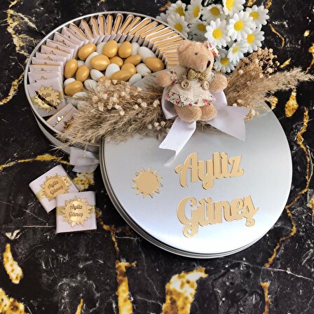 Ayıcıklı Kutuda 50 Adet Beyaz Gold Kurdeleli Kız Bebek Çikolatası, Gold Pleksili Çikolata