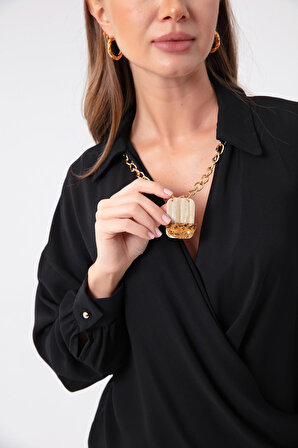 Kadın Siyah Kruvaze Yakalı Gold Kolyeli Bluz