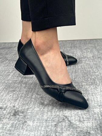 Roliya Taşlı Düşük Topuk Klasik Ayakkabı