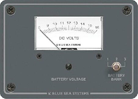 Marintek D.C. Analog voltmetre. Birden fazla akü için 3 pozisyonlu switch´e sahiptir. 95x133mm