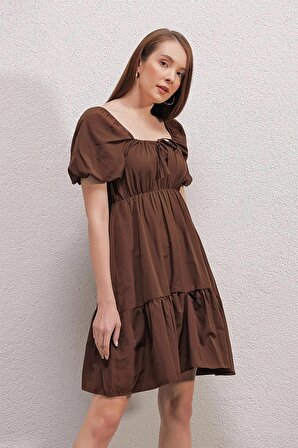 Kadın Kahverengi Büzgülü Yaka Lastikli Bel Kloş Poplin Elbise HZL22S-BD123511