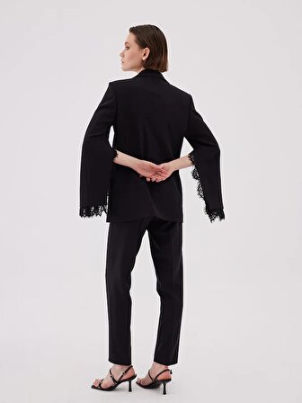Dantel Detay Yırtmaç Kollu Siyah Ceket-Pantolon Takım
