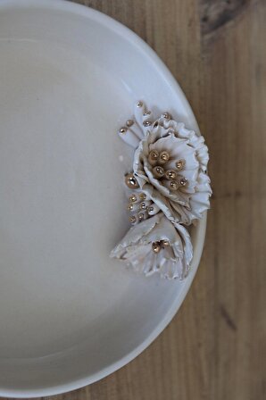 Beyaz Seramik El Yapımı Altın Yaldızlı Çiçekli Tabak (23 Cm)