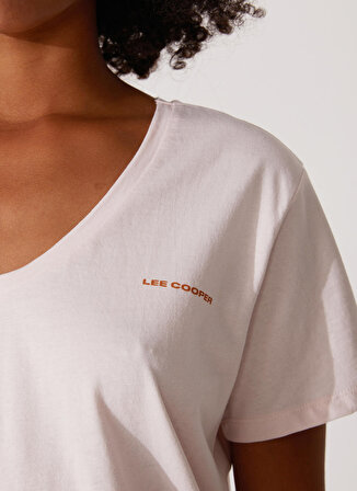 Lee Cooper V Yaka Baskılı Pudra Kadın T-Shirt 232 LCF 242010 LOLA PUDRA