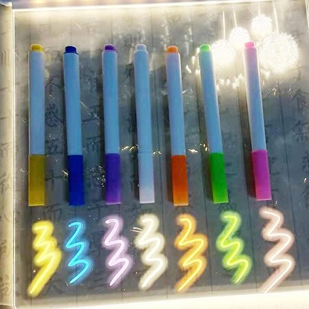 Coverzone Yazı tahtası Işıklı Silinebilir Neon Parlayan Led Özel Mesaj Panosu 7 Farklı Renkli Kalemli Standlı Özel Günlere Hediyelik Çocuklara Özel Karanlık Ortamda Kullanımı Daha Uygundur