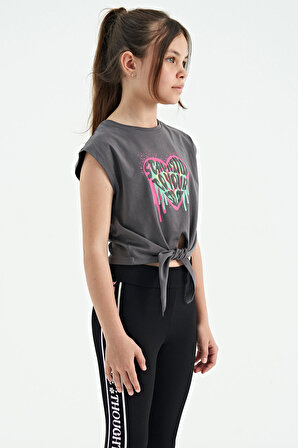 Koyu Gri Kalp Baskılı Ön Düğüm Detaylı Rahat Form Kız Çocuk T-Shirt - 75114 | 12-13 Yaş