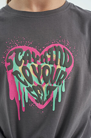 Koyu Gri Kalp Baskılı Ön Düğüm Detaylı Rahat Form Kız Çocuk T-Shirt - 75114 | 12-13 Yaş
