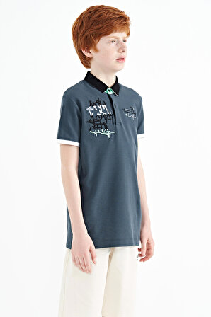 Orman Yeşili Yazı Nakış Detaylı Standart Kalıp Polo Yaka Erkek Çocuk T-Shirt - 11085 | 14-15 Yaş