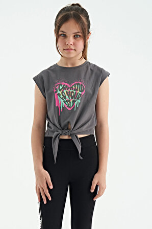 Koyu Gri Kalp Baskılı Ön Düğüm Detaylı Rahat Form Kız Çocuk T-Shirt - 75114 | 8-9 Yaş
