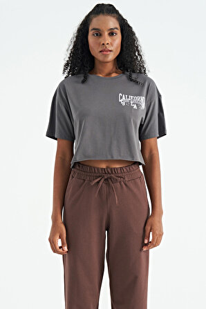 Koyu Gri Baskılı Düşük Kol Detaylı Oversize Kadın Crop T-Shirt - 02179 | M