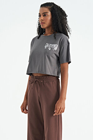 Koyu Gri Baskılı Düşük Kol Detaylı Oversize Kadın Crop T-Shirt - 02179 | M