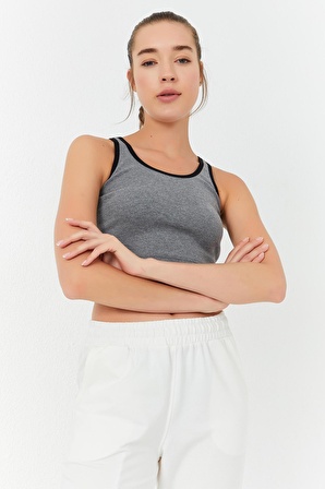 Gri Melanj Basic Sıfır Kol Dar Kalıp U Yaka Kadın Crop Top - 97162 | S