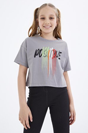 Gri Renkli Yazı Baskılı O Yaka Oversize Düşük Omuz Kız Çocuk Crop T-Shirt  - 75036 | 8-9 Yaş