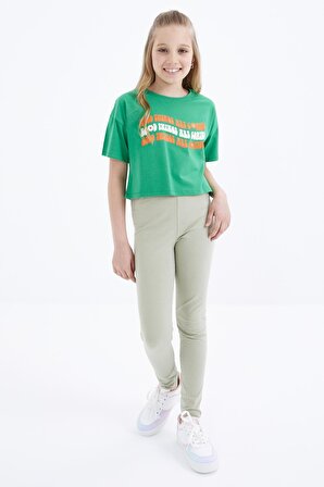 Yeşil Oversize Renkli Yazı Baskılı Düşük Omuz O Yaka Kız Çocuk Crop T-Shirt  - 75038 | 12-13 Yaş