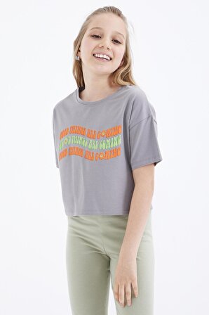 Gri Oversize Renkli Yazı Baskılı Düşük Omuz O Yaka Kız Çocuk Crop T-Shirt  - 75038 | 12-13 Yaş