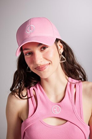Model Bedeni:XS; Logo Nakışlı Holly Cap Şapka Pembe; Model Ölçüsü Boy: 1.77 Bel 58 Göğüs 82 Kalça 90