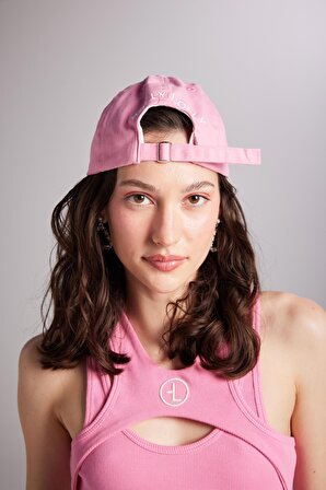Model Bedeni:XS; Logo Nakışlı Holly Cap Şapka Pembe; Model Ölçüsü Boy: 1.77 Bel 58 Göğüs 82 Kalça 90