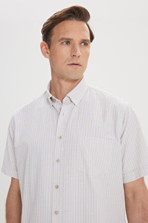 Erkek Beyaz-bej Comfort Fit Rahat Kesim Düğmeli Yaka Kareli Kısa Kollu Gömlek