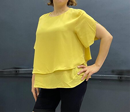 Kadın Koyu Sarı  Renk Kol Yırtmaçlı Kat Detaylı Tasarım Şifon Bluz