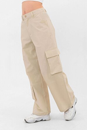 Pantolon Bej Rengi Cep Detaylı Paraşüt Kumaş Paça Bağcıklı